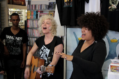 dudettes_instore_optreden_evelyn_novacek